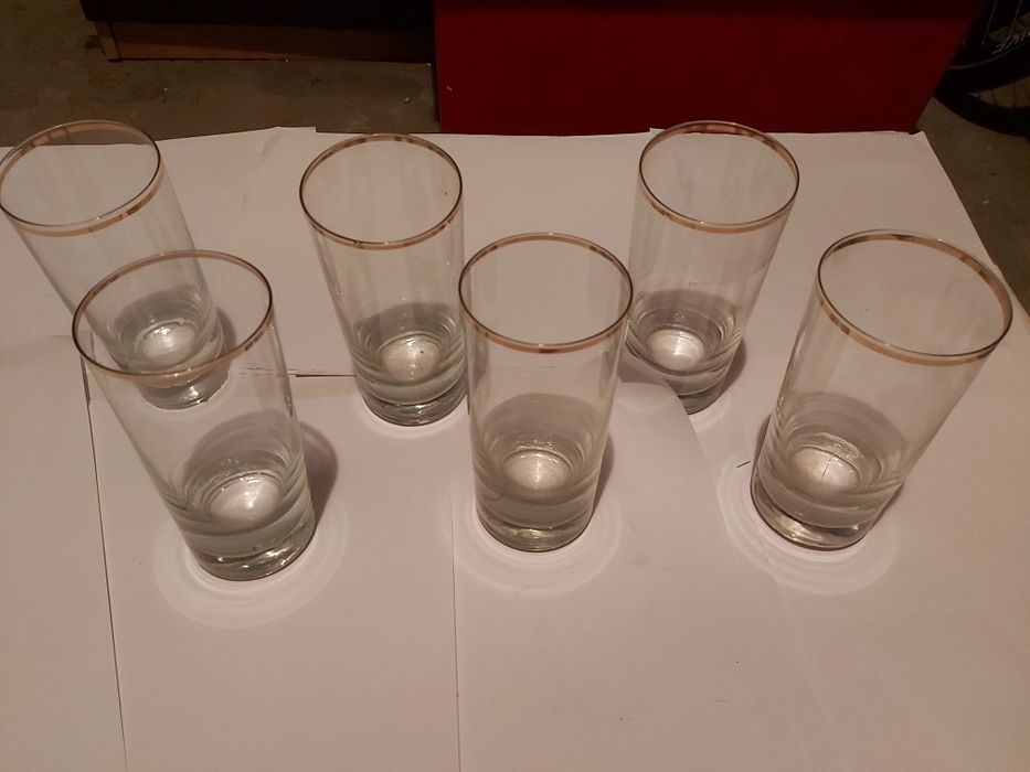 Różnego rodzaju szklanki i filiżanki