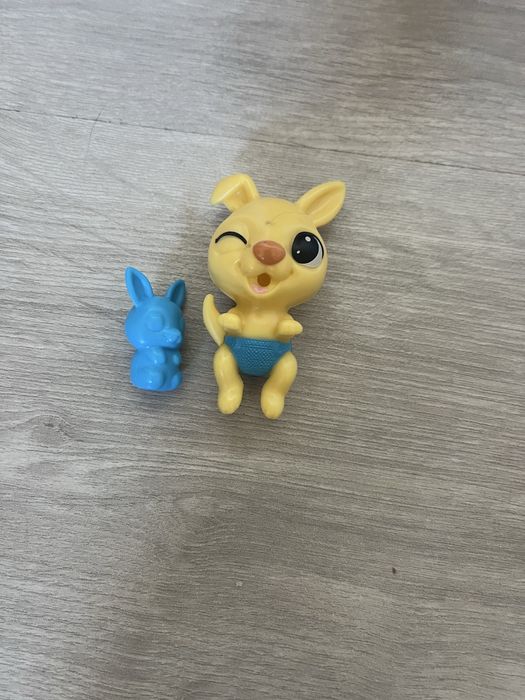 Brinquedo  criança  canguru com filhotes