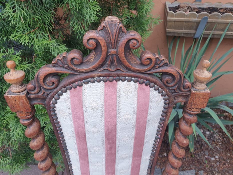 Piękne krzesła w doskonałym stanie mimo lat