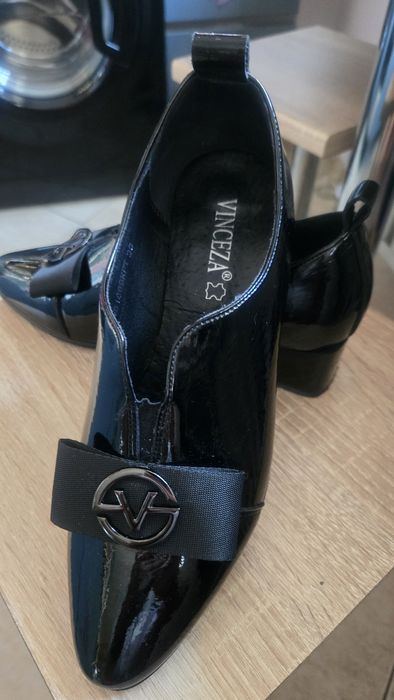 Buty lakierowana czarne z ozdobna elosa
