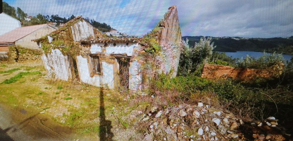 Moradias ruínas vista rio Castelo de Bode