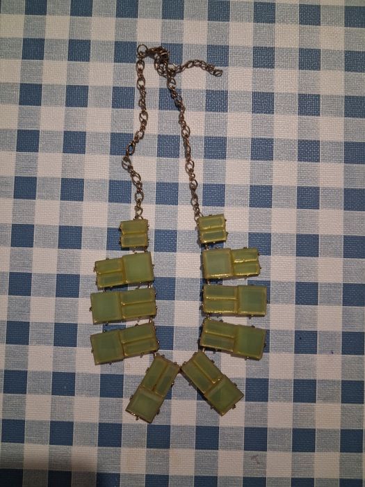 Colar verde claro