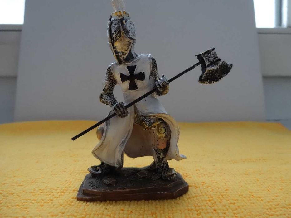 Krzyżak z toporem w hełmie figurka żołnierzyk  wys. ~90 mm. _NOWY