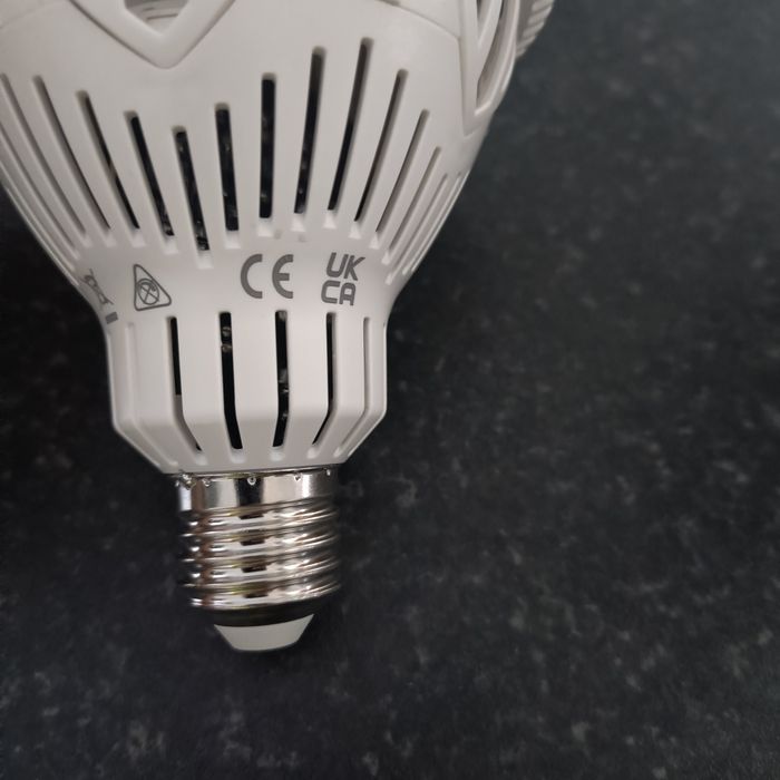 Sansi lampa LED        .