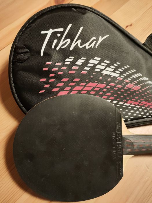 Rakietka Tibhar do ping ponga z sygnowanym pokrowcem + 2 piłeczki