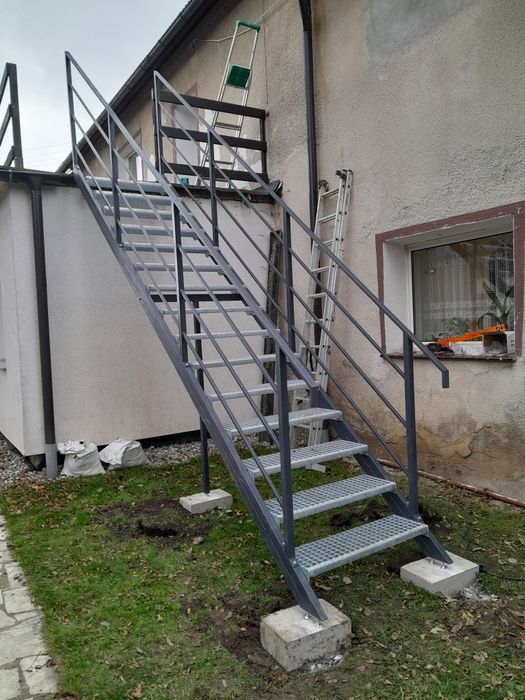 Schody zewnętrzne metalowe
