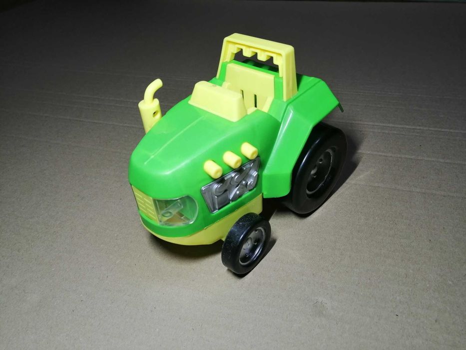 Traktorek zabawka, traktor dla dzieci,  wydaje dźwięki, baterie,