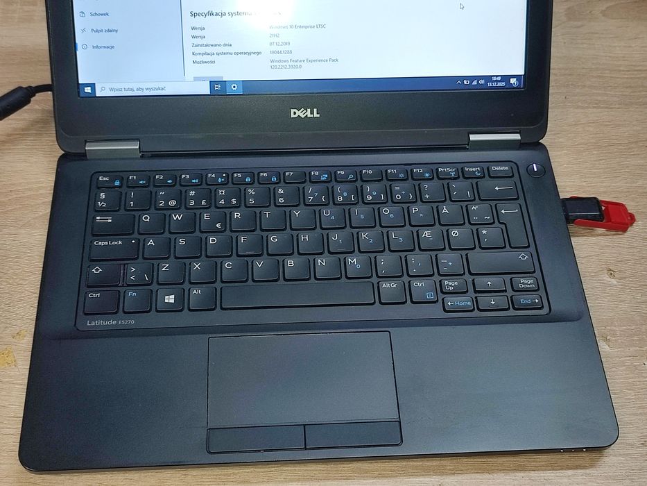 Laptop latitude  E5270 Intel Core  I5-6200U  16/128 ladowarka.