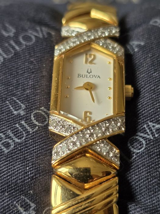 Годинник Bulova жіночий Позолочений з діамантами