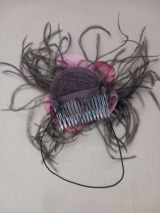 Acessório cabelo flores tecido e penas rosa/castanho. Novo.