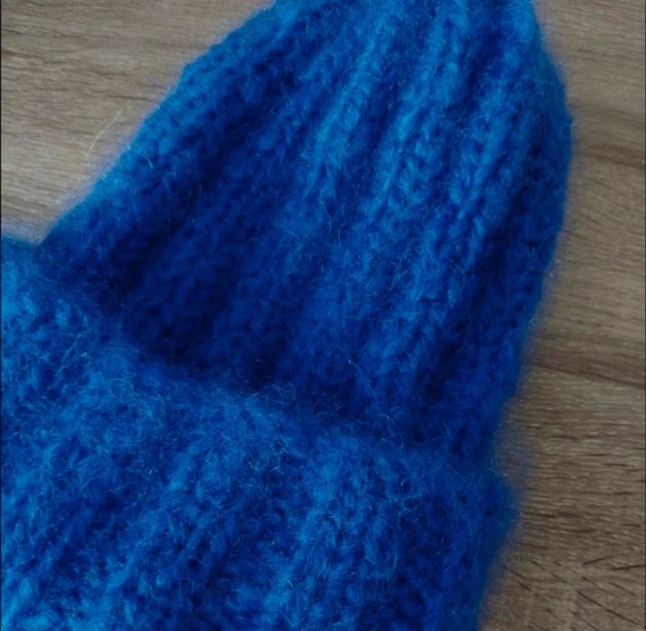 Kobaltowa czapka beanie na zimę, moher