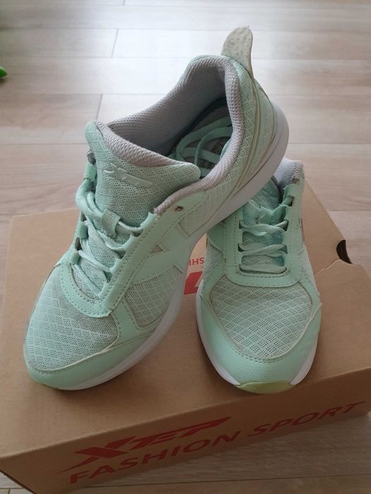 Кросівки жіночі Xtep розмір 36