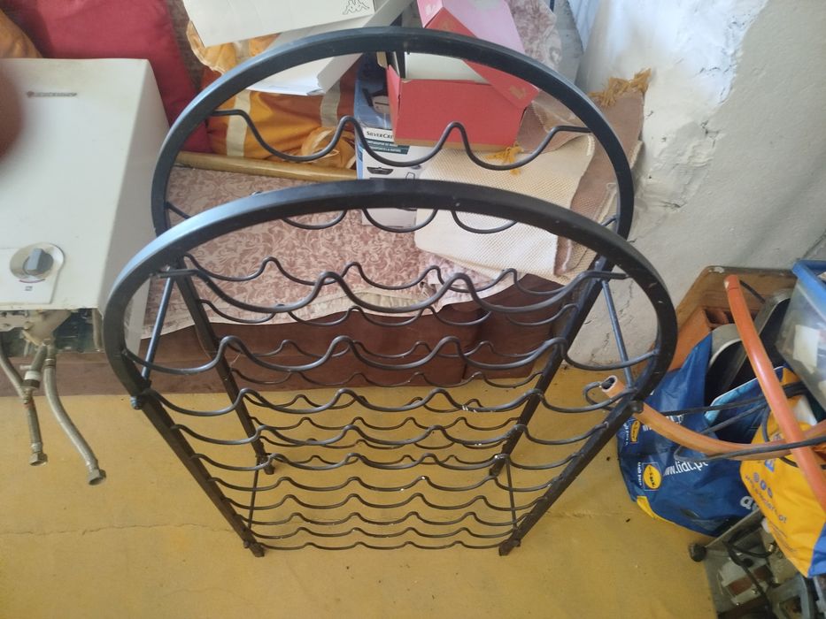 Passadeira elétrica; mesa de centro;2 esquentadores; snoquer;garrafeira;4 cadeiras