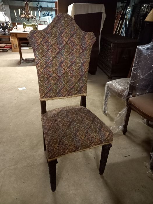 Cadeiras usadas de varios estilos