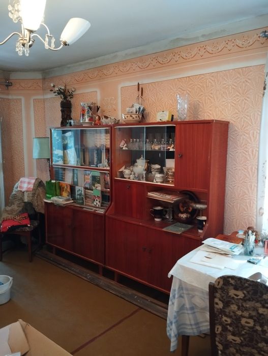 Продається трьох кімната квартира в центрі міста.