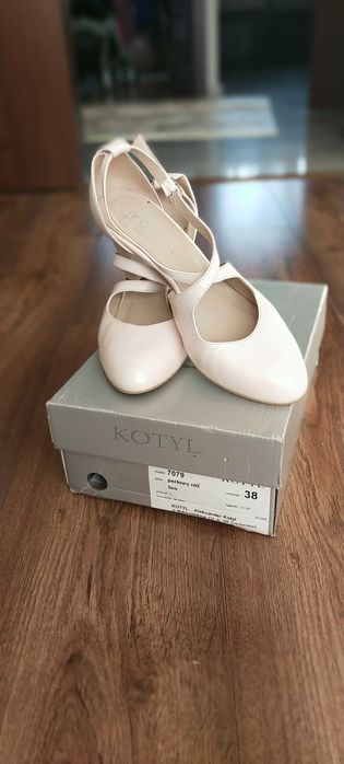 Buty na obcasie Kotyl