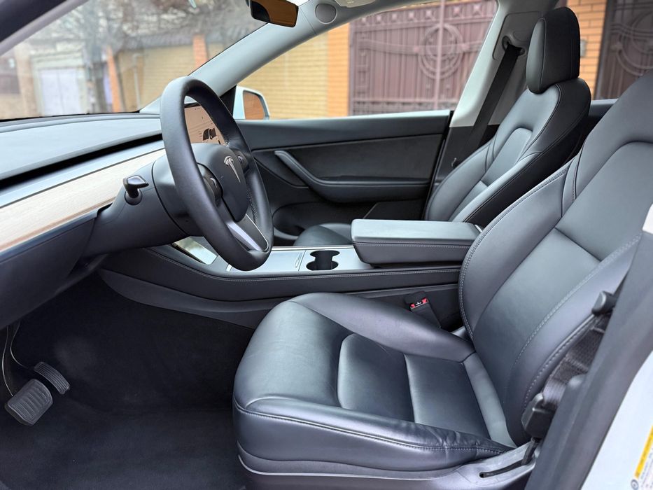 Продаю Tesla model Y