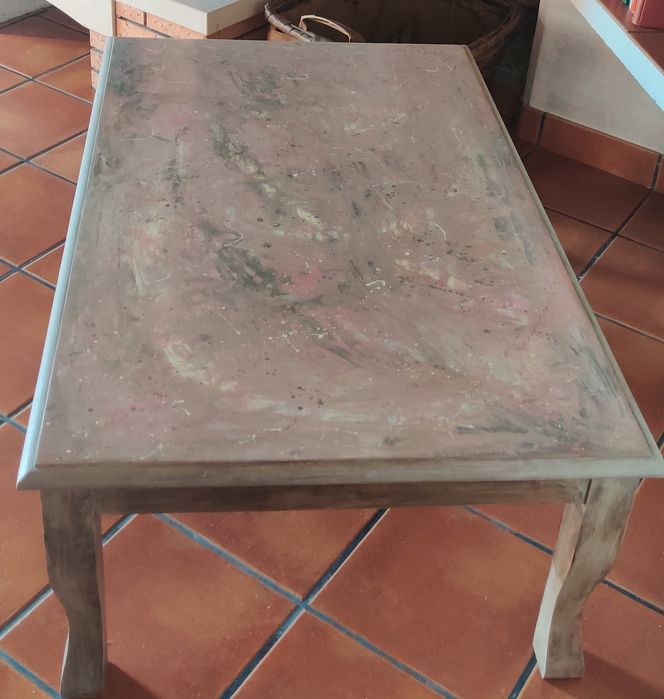 Mesa em madeira maciça e tampo com efeito de mármore