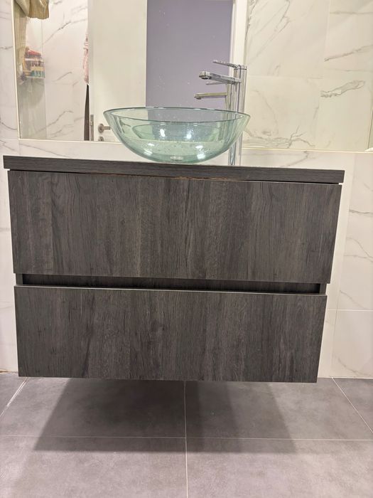 Móvel casa de banho com lavatório e torneira