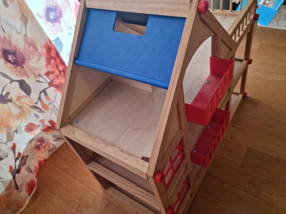 Drewniany domek dla lalek