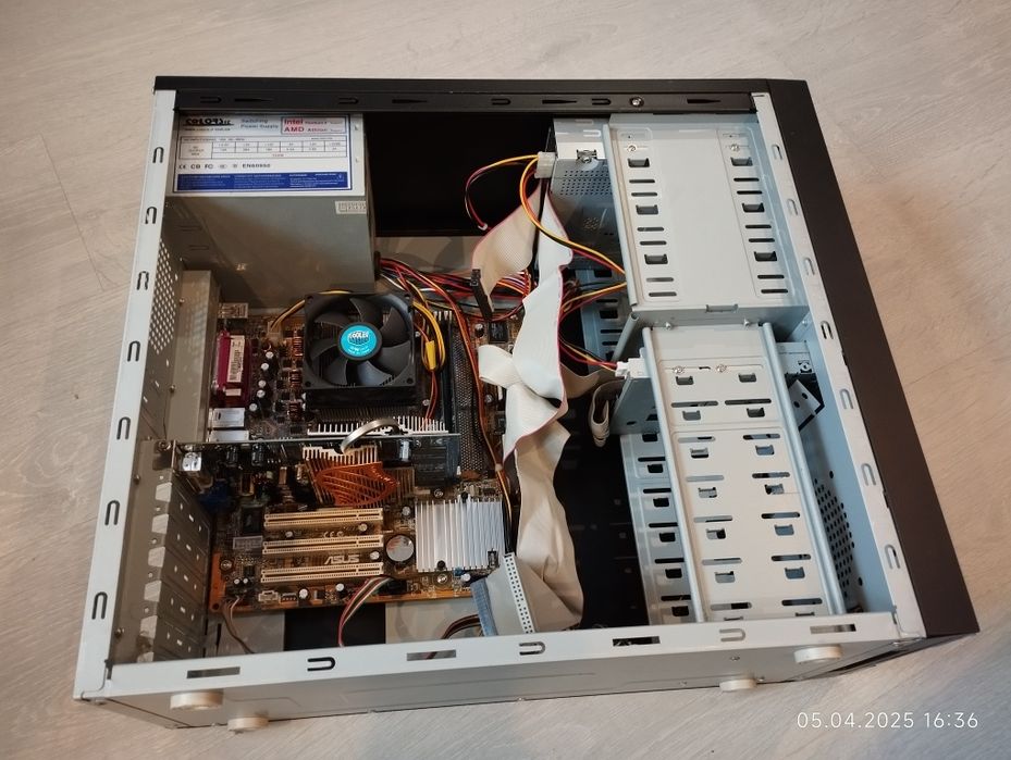 Корпус системного блока с начинкой.