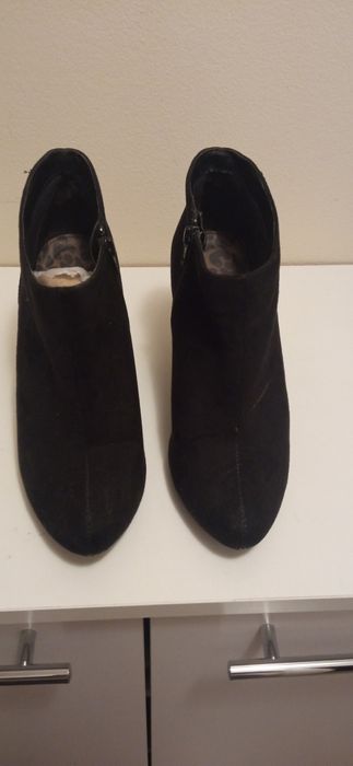 37 Botki zamszowe