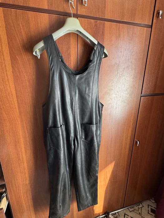 Продам женский кожаный комбинезон.