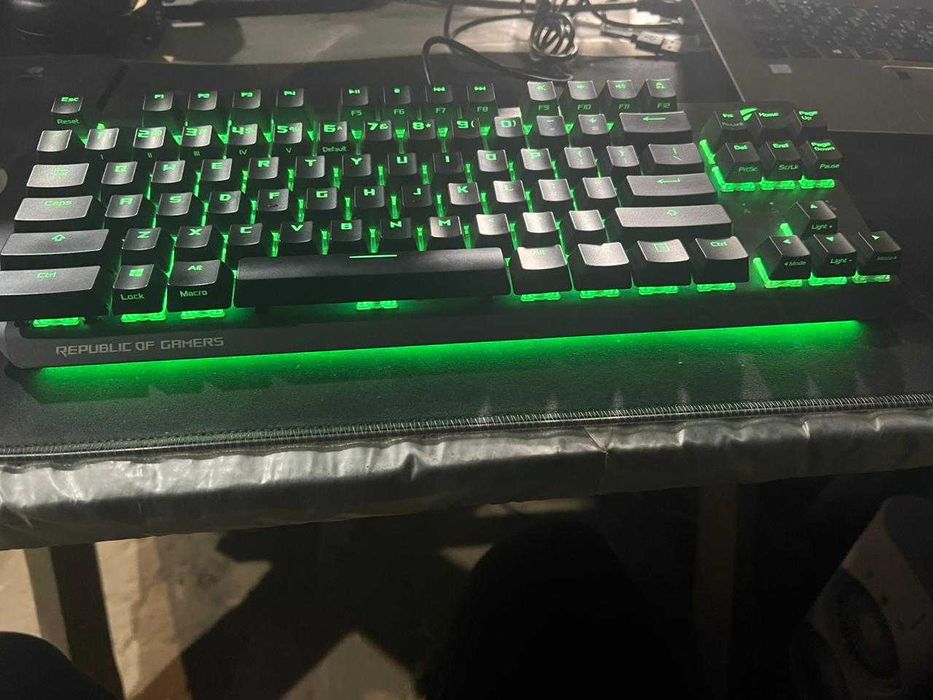 ASUS Rog Strix клавіатура