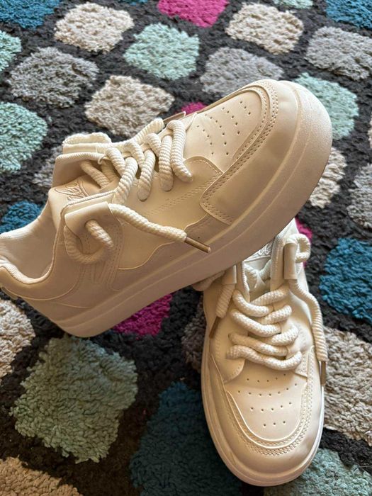 Buty sportowe z wiązaniem na sznurowadła