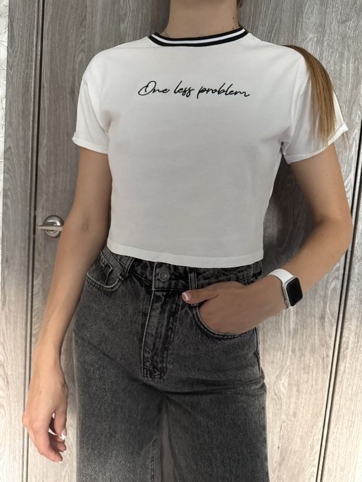 Короткий топ з вишитим написом