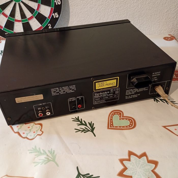 odtwarzacz płyt kompaktowych to model Technics SL-PJ27A.