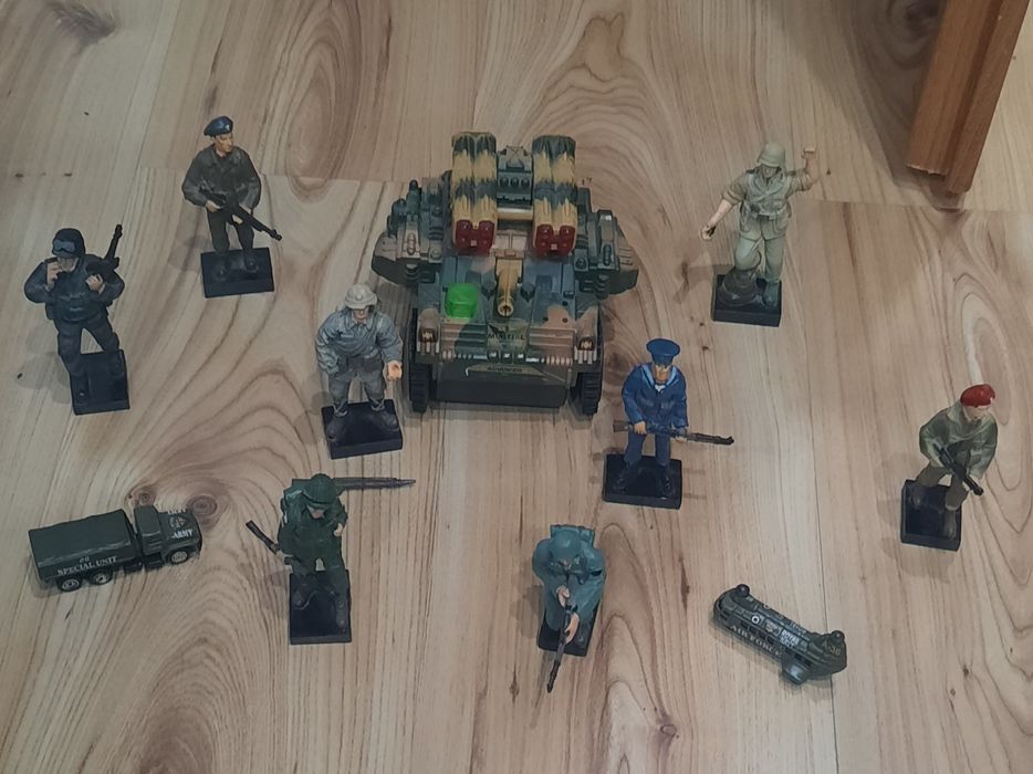 Figurki żołnierzy i pojazdy wojskowe