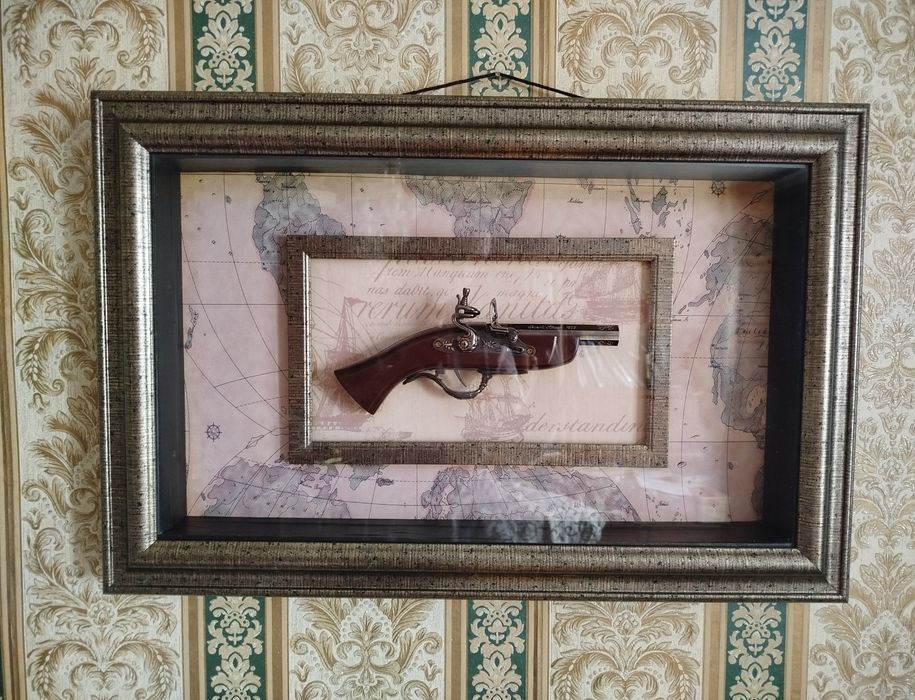 Картина пистолет под стеклом