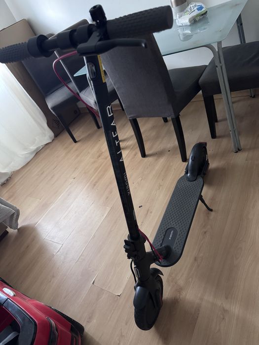 Trotinete Xiaomi  , com caixa e leva um capacete novo