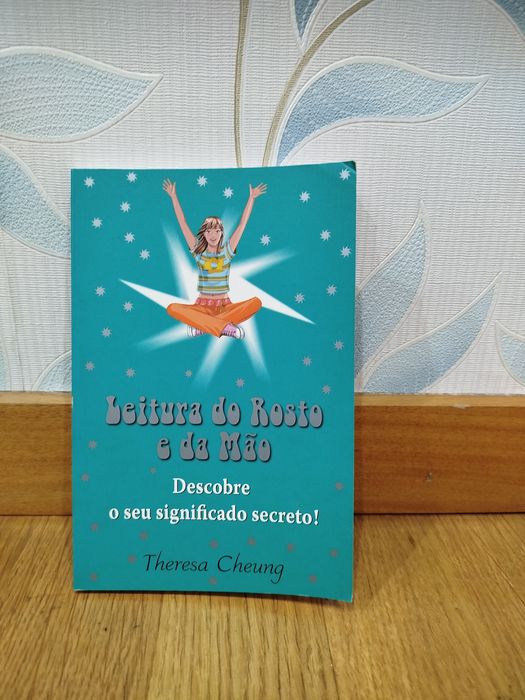 Livro: " Leitura do rosto e da mão" de Theresa Cheung.