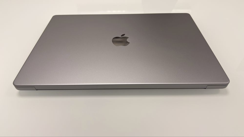 MacBook Pro M1 Max, 32GB de RAM e 32 núcleos de GPU.