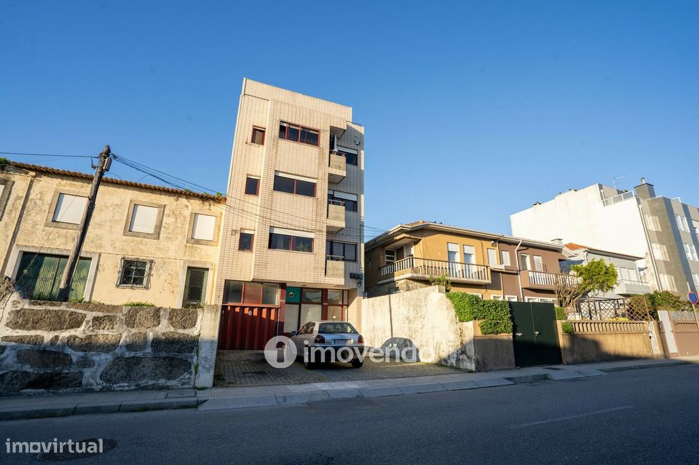 Apartamento T2, com estacionamento e arrecadação, no Porto