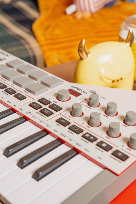 Klawiatura midi Akai MPK Mini IV (4) – szara, stan bardzo dobry