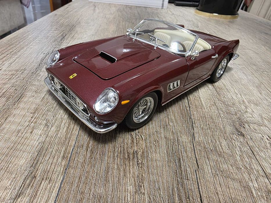 Ferrari 250 GT California Spider 1:18 Hot Wheels