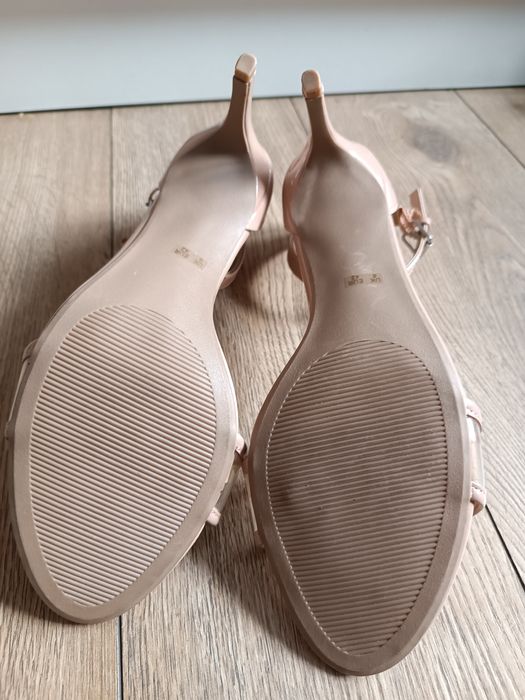 Kremowe sandały na szpilce