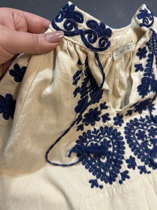 Вишиванка жіноча біла (бежева) з синьою вишивкою