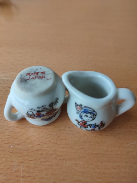 Conjunto de loiça em miniatura.