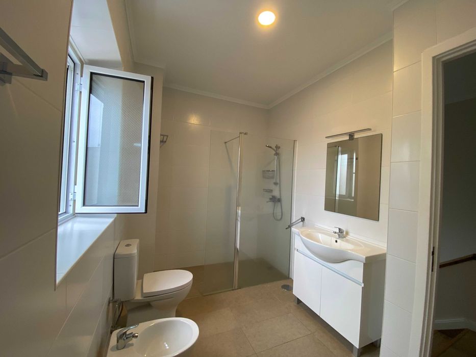 R.Laureano, T4, com jardim e garagem