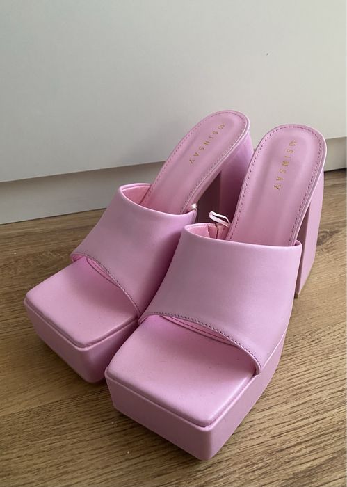 różowe klapki na koturnie