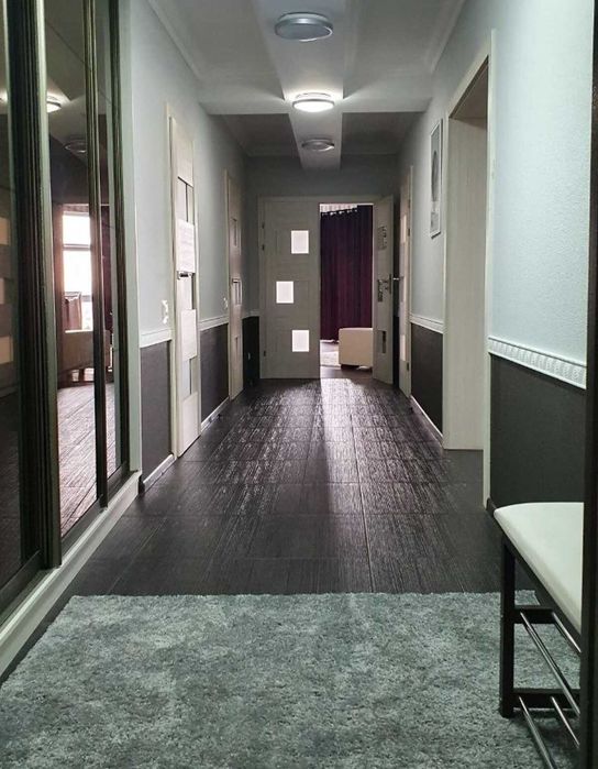 5-кімнатна квартира в самому центрі міста з дизайнерським ремонтом.