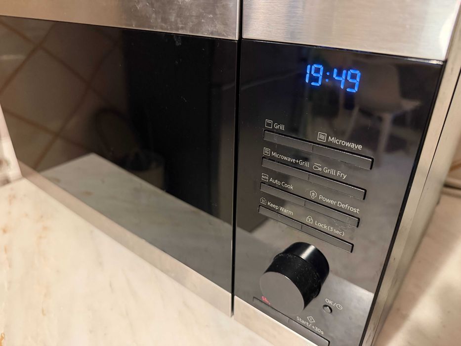 Micro-ondas Samsung MG32DG4524CTE1 – estado impecável (32L, Grill, 900W)