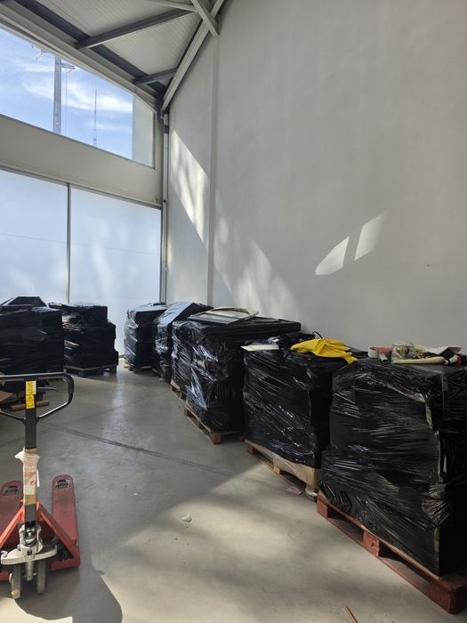 12 paletes de bazar prontas a levantar