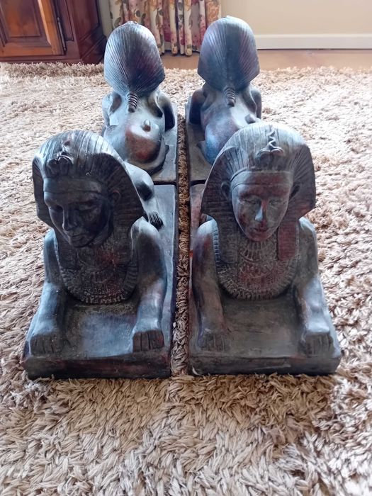 Mesa de vidro com quatro esfinges egípcias