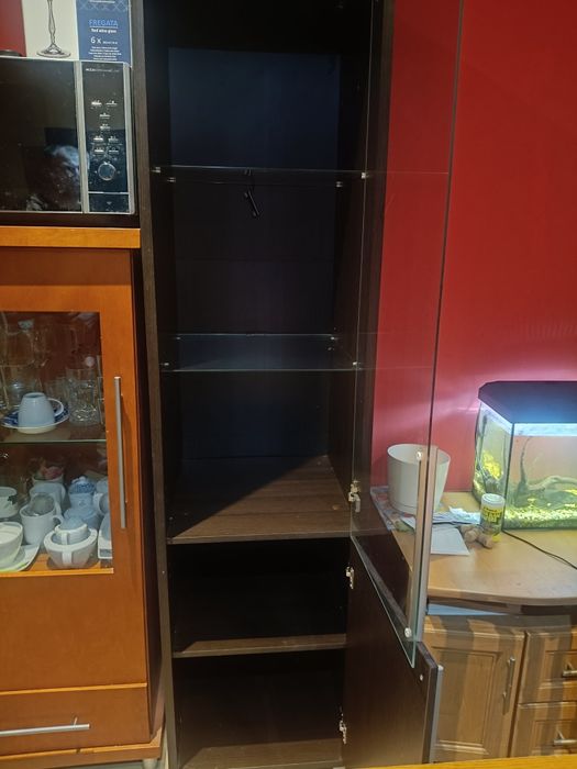 Meble – stół rozkładany z 4 krzesłami, 2 witryny, biurko i lustro
