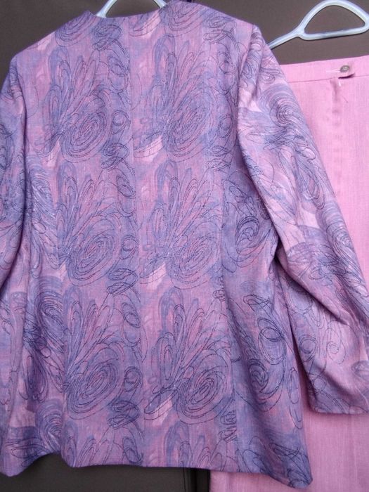 Piękny kostium damski, stan bardzo dobry